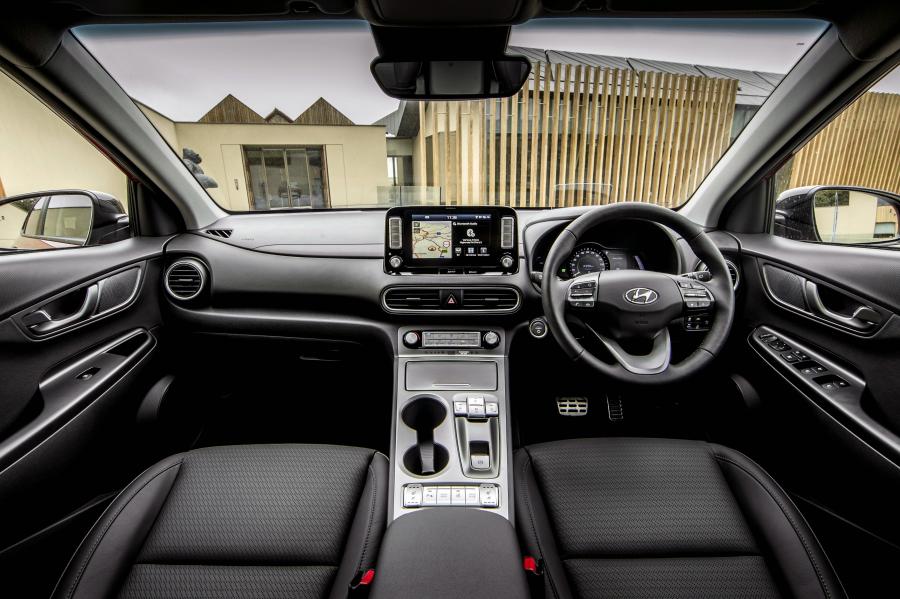 Торпедо Hyundai Kona Electric (OS) 2018 года  (UK) (фото 14 из 40)